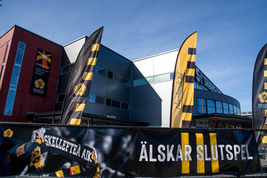 Banderoller utanför Skellefteå Kraft Arena
