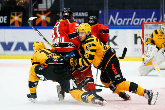 Skellefteås Roland McKeown och Melker Karlsson i en kamp