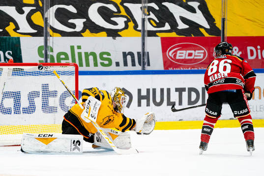 Skellefteås målvakt Gustaf Lindvall och Luleås Linus