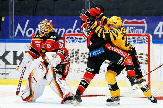Skellefteås Andreas Wingerli oroar framför Luleås