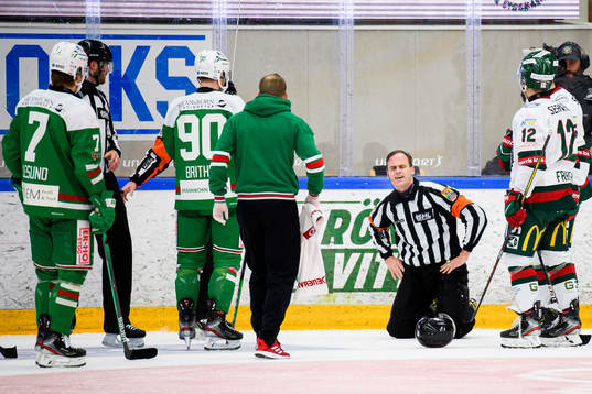 Domare Richard Magnusson har ont