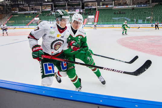 Rögles Erlend Lesund tacklar Frölundas Robin Alvarez