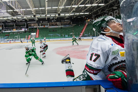 Rögles Erlend Lesund tacklar Frölundas Robin Alvarez