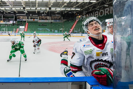 Rögles Erlend Lesund tacklar Frölundas Robin Alvarez