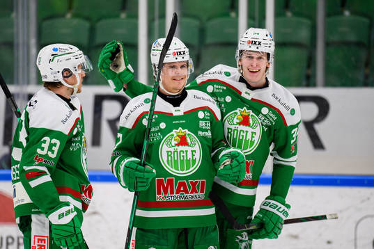Rögles Erlend Lesund jublar med Niklas Hansson och Adam