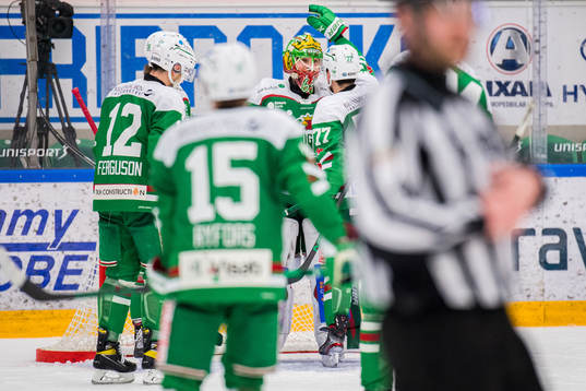Rögles målvakt Christoffer Rifalk jublar med lagkamrater