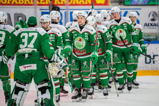 Rögles Lucas Ekeståhl Jonsson jublar med lagkamrater