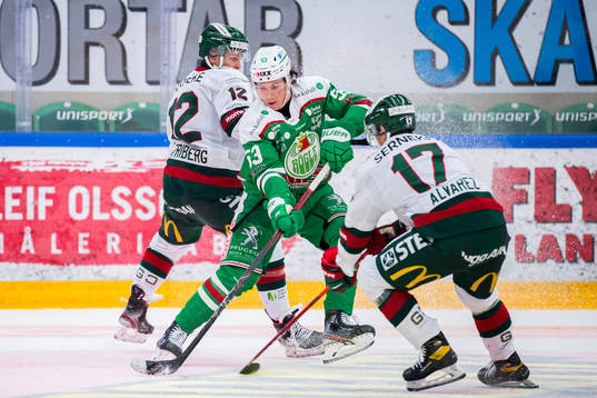 Rögles Moritz Seider mot Frölundas Max Friberg och Robin