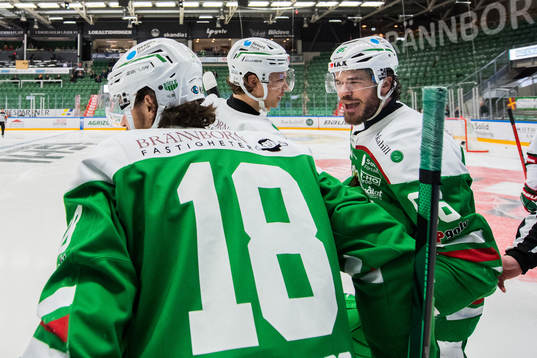 Rögles Eric Gelinas jublar med Moritz Seider och Dennis