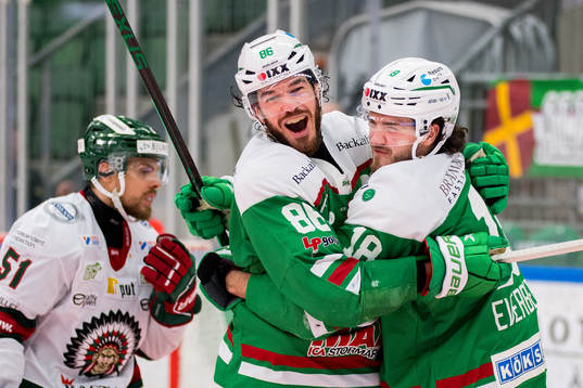 Rögles Eric Gelinas jublar med Dennis Everberg