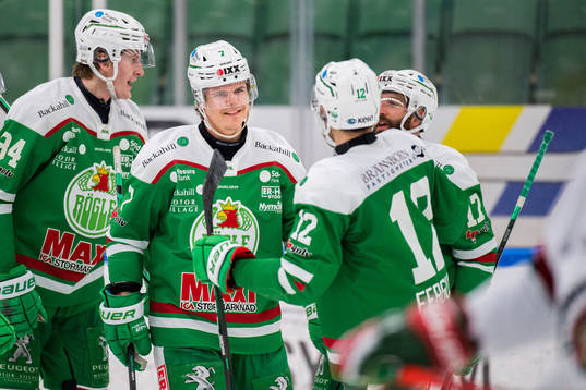 Rögles Erlend Lesund (m) jublar med lagkamrater
