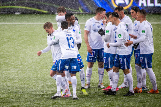 IFK Norrköpings Ari Skúlason jublar med lagkamrater