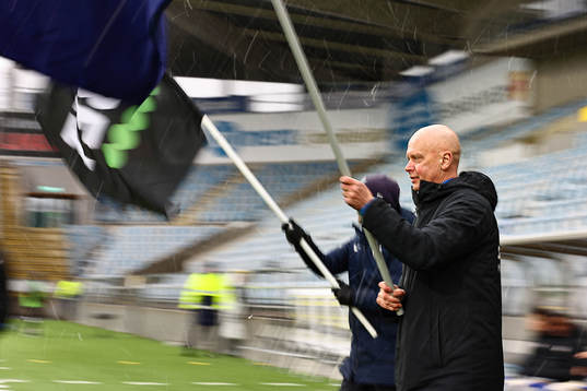 Akademichef Tony Martinsson tågar in med fana
