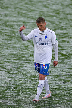 IFK Norrköpings Ari Skúlason reagerar