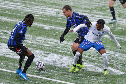 Sirius Adam Hellborg och IFK Norrköpings Samuel Adegbenro