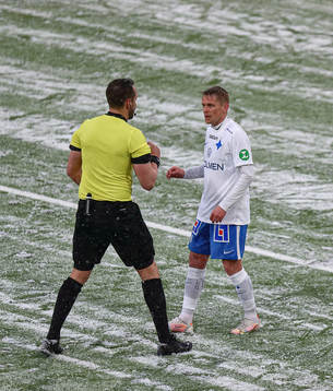domare Victor Wolf och IFK Norrköpings Ari Skúlason