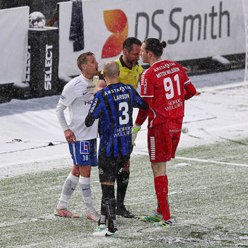 IFK Norrköpings Ari Skúlason och Sirius målvakt David