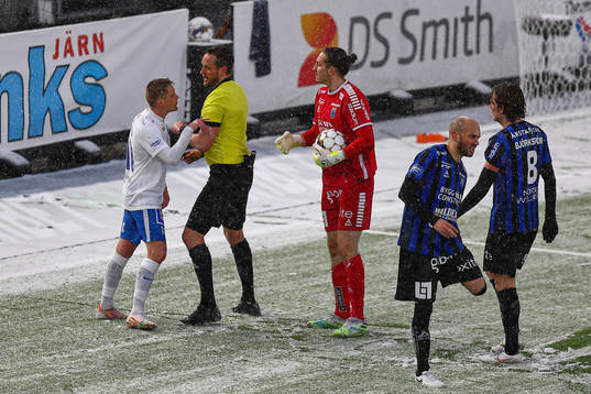 IFK Norrköpings Ari Skúlason och Sirius målvakt David