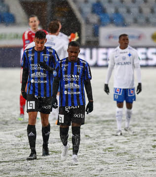 Spelare från båda lagen deppar