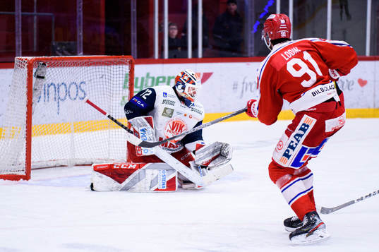 Timrås Viktor Lodin och Västerviks målvakt Daniel