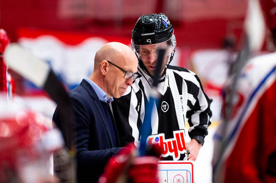 Timrås tränare Fredrik Andersson diskuterar med domaren
