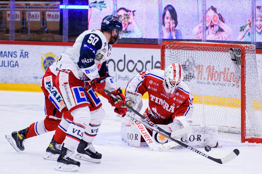 Västerviks Kellen Jones oroar framför Timrås målvakt