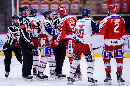 Bråk mellan Västerviks Oscar Pettersson och Timrås