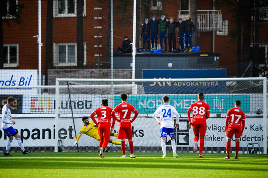 Luleås William Olausson sätter 3-1 på straff