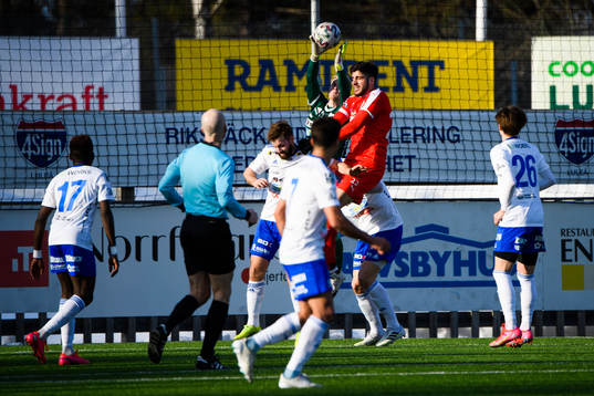 Luleås målvakt Simon Gustafsson och Assyriskas Nemrut