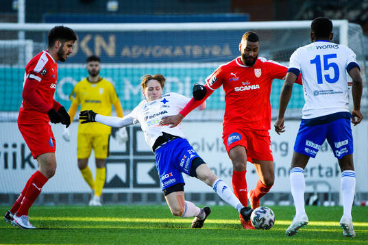 Luleås Neo Vesterlund och Assyriskas Kyle Konwea