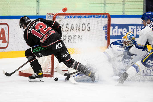 Örebros Filip Barklund oroar framför Leksands målvakt