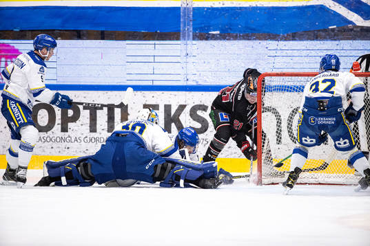 Leksands målvakt Janne Juvonen mot Örebros Linus Öberg