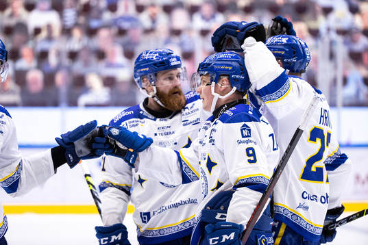 Leksands Patrik Zackrisson jublar med lagkamrater