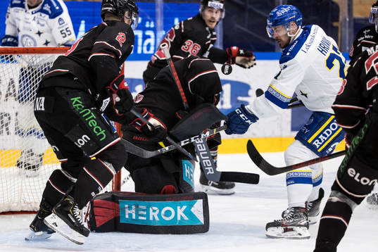 Leksands Marek Hrivik framför Örebros målvakt Jhonas