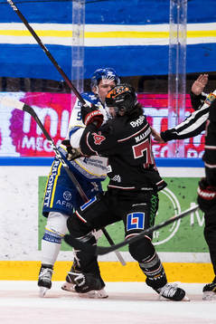 Leksands Patrik Zackrisson och Örebros Nick Ebert i gruff