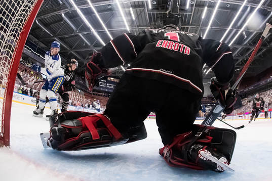 Leksands Carter Ashton framför Örebros målvakt Jhonas