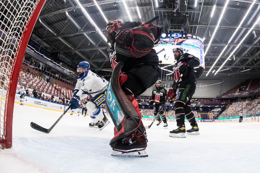 Leksands Otto Paajanen och Örebros målvakt Jhonas Enroth