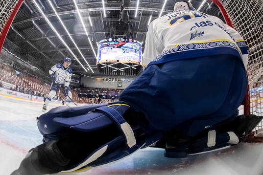 Leksands Martin Karlsson och Leksands målvakt Janne Juvonen