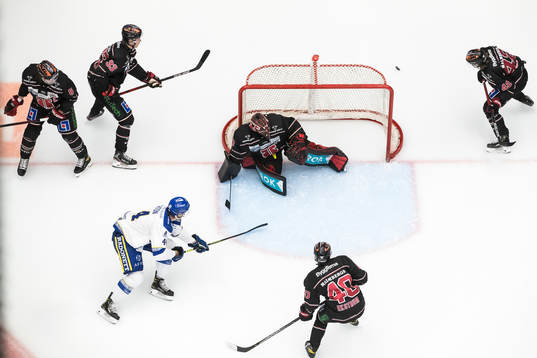 Leksands Carter Ashton och Örebros målvakt Jhonas Enroth