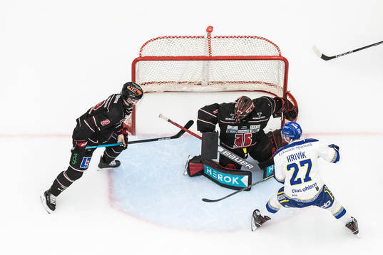 Örebros Rasmus Rissanen och Örebros målvakt Jhonas
