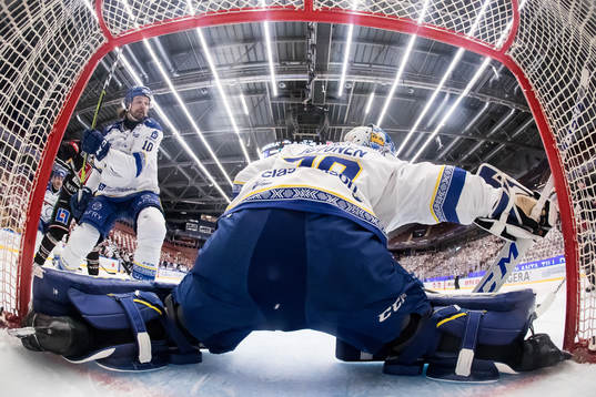 Leksands Johan Fransson och Leksands målvakt Janne Juvonen