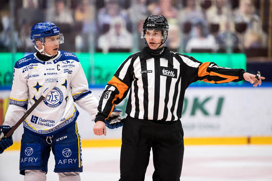 Leksands Patrik Zackrisson och Domare Mikael Andersson
