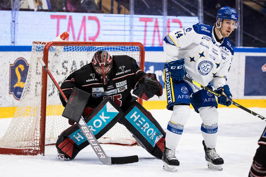 Leksands Carter Ashton framför Örebros målvakt Jhonas