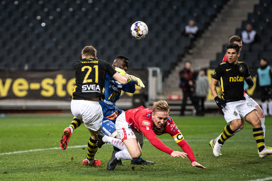 s Bojan Radulovic kolliderar med Degerfors målvakt Ismael