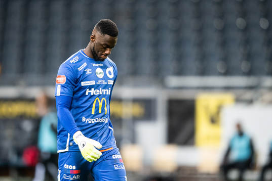 Degerfors målvakt Ismael Diawara deppar