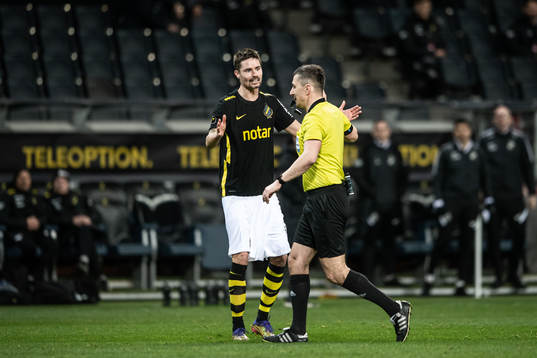 s Mikael Lustig i samtal med domare Bojan Pandzic