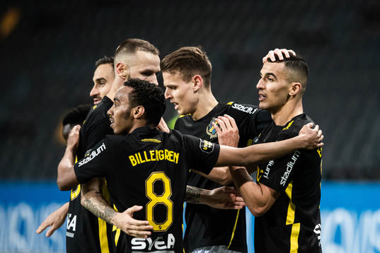 s Nabil Bahoui jublar med lagkamrater