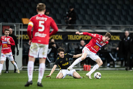 s Yasin Ayari och Degerfors Adam Carlén