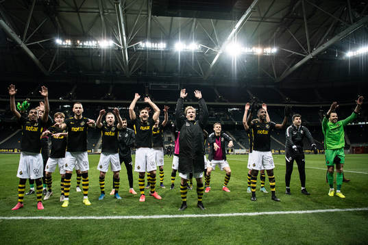 s spelare jublar framför de 8 supportrar som tillåtits