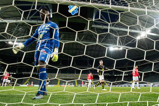 Degerfors målvakt Ismael Diawara deppar